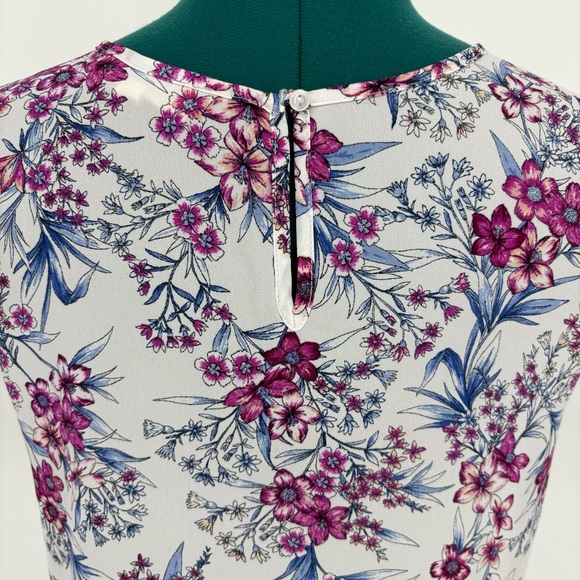 Pink Rose Vintage Blue & Pink Floral Criss Cross V-Neck Short Sleeve Top, Medium - Picture 7 of 16